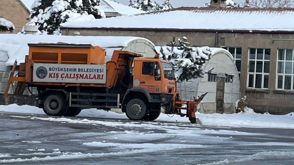 Büyükşehir, Okul Bahçelerini Temizledi